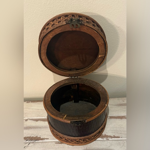 Vintage Handcrafted Wooden Circular Trinket Keepsake Box With Handle - Picture 6 of 9